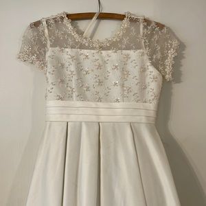 Lilacs and Pearls Junior Bridesmaid/ Flower Girl Dress Girls Size 14